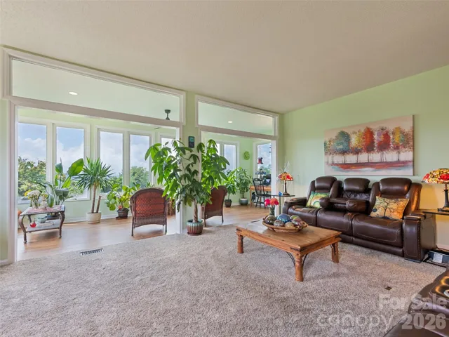 Spacious living - BIG VIEWS