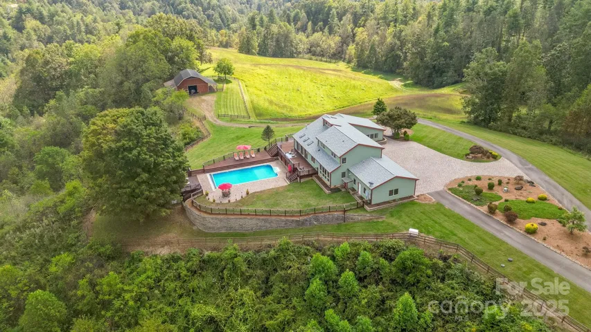 Pastoral Setting withPicturesque Gentle PrivateDrive