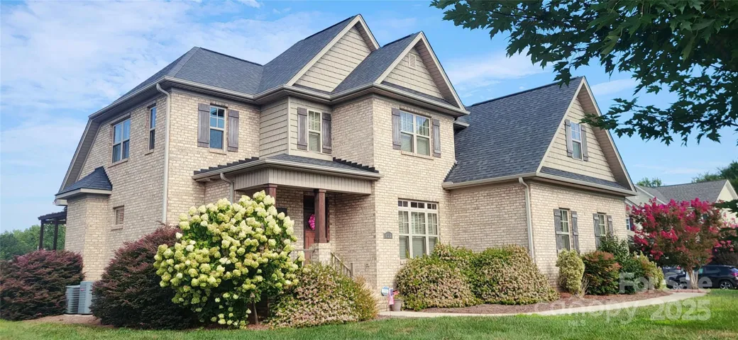 4 Bedrooms 3.5 Bath all brick home