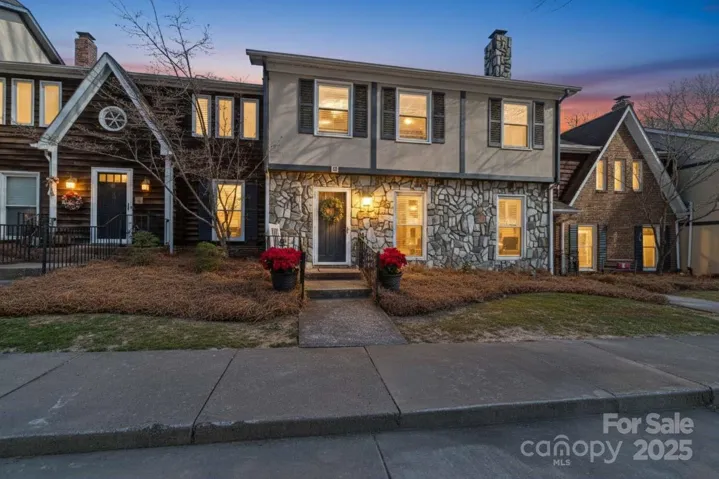 Rare 4 Bd, 3 ba Townhome with 2 Owners Ensuites!
