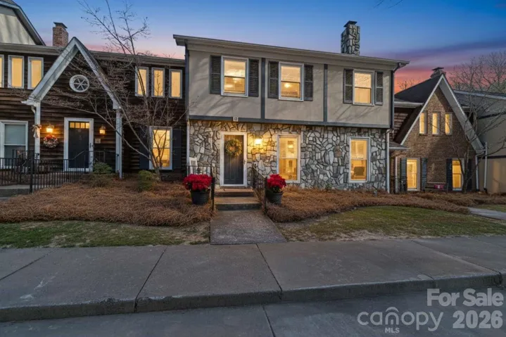 Rare 4 Bd, 3 ba Townhome with 2 Owners Ensuites!