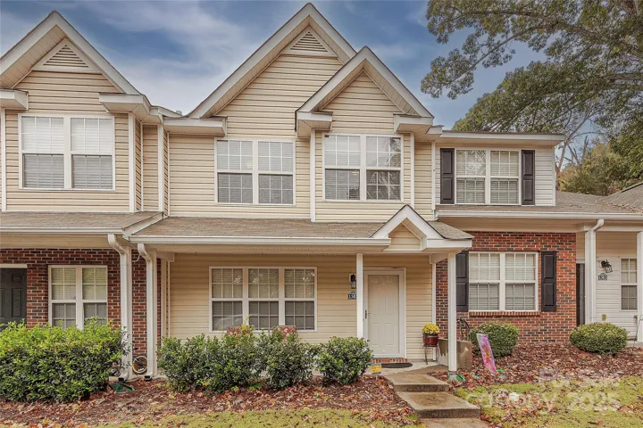 Covered Front Porch!