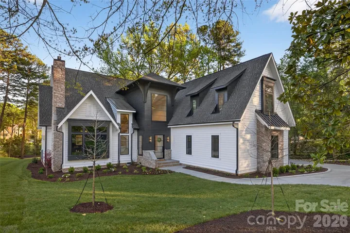 1209 Meadowood - Minutes from The Shops at Strawberry Hill and Cotswold Village.
