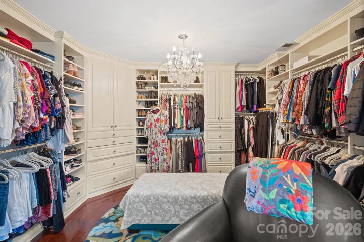 AMAZING CUSTOM DESIGNED WALK IN CLOSET