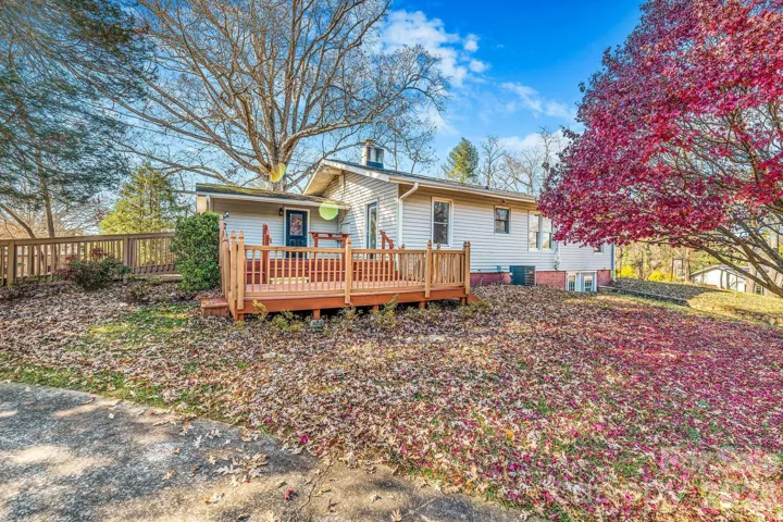 Entry to home features a lovley deck that is fully fenced and gated.