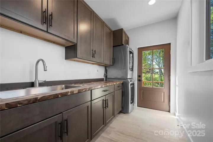 Laundry/mud room off Great Room