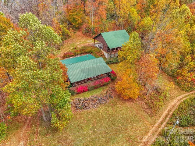 Main house w/separate workshop/studio