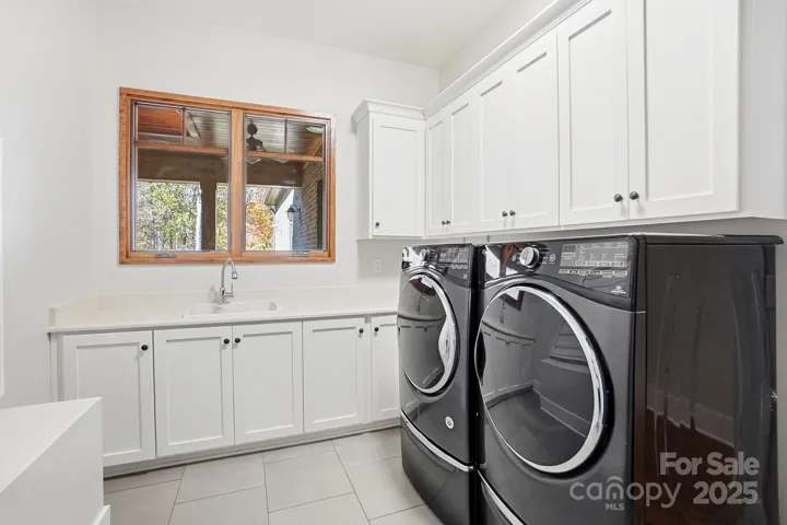 Wonderful laundry w/sink & plenty of cabinets