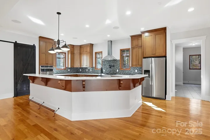 Well appointed kitchen w/plenty of bar seating