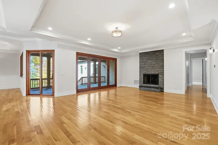 Huge great room w/fireplace