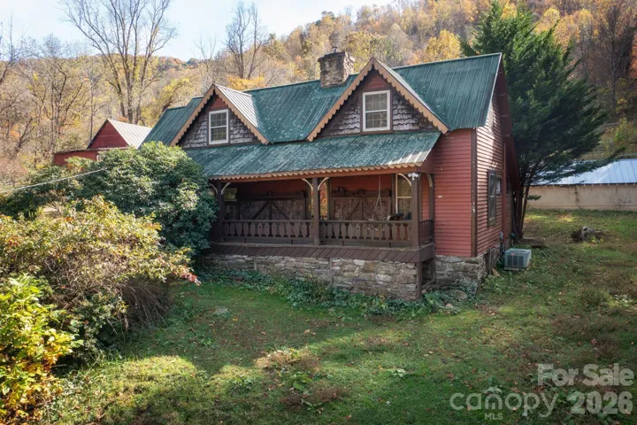 Lovely Mountain Chalet with 31 acres