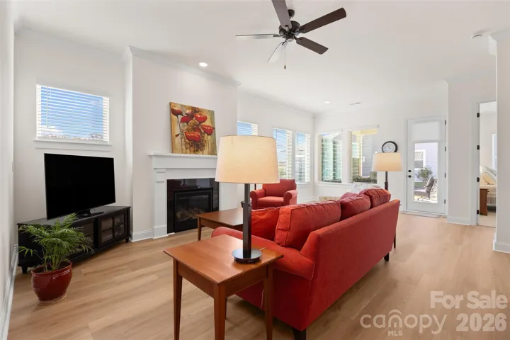 lARGE lIVING rOOM