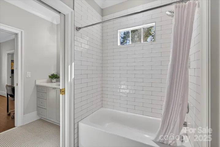 Ensuite bath w/ tub and shower. 