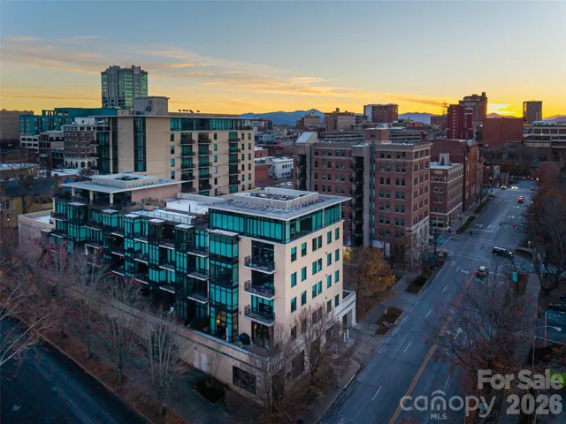 One-of-a-kind condo with two large terraces