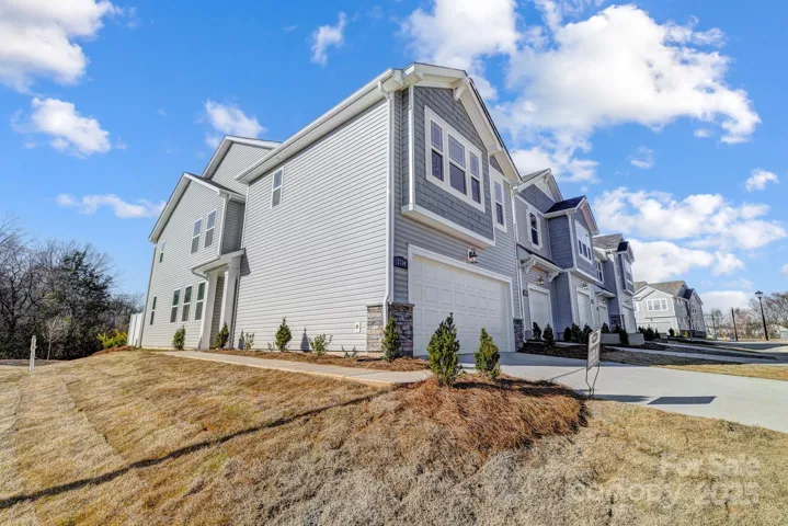 For representation purposes of floorplan only, actual homesite is under construction and design and structural options may vary