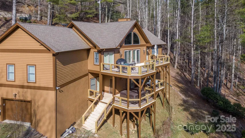 Fresh paint and over 1000 feet of decking to enjoy the cool fall weather. Just minutes to Appalachain football games .