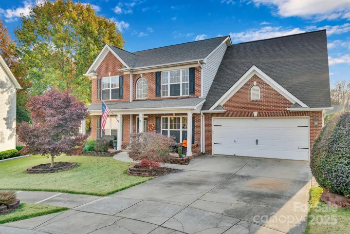 Cul-de-sac lot - covered front porch