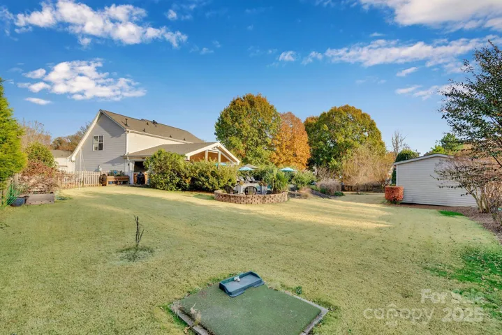 Backyard with lots of privacy for the pool - Wood shop has electricity