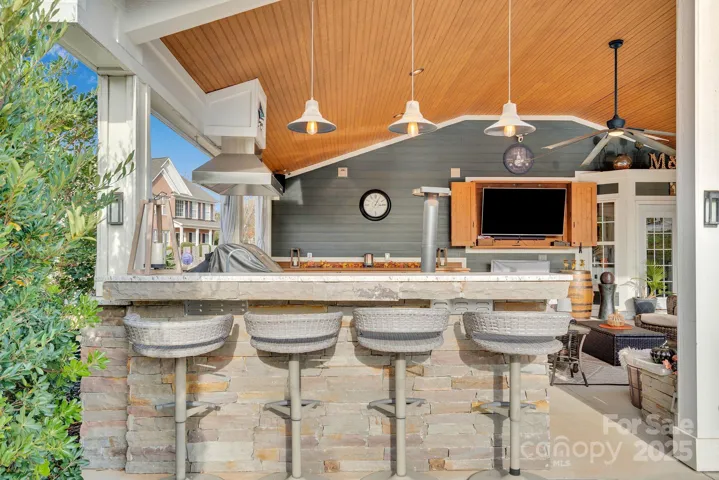 Bar area for those pool side refreshments while watching TV