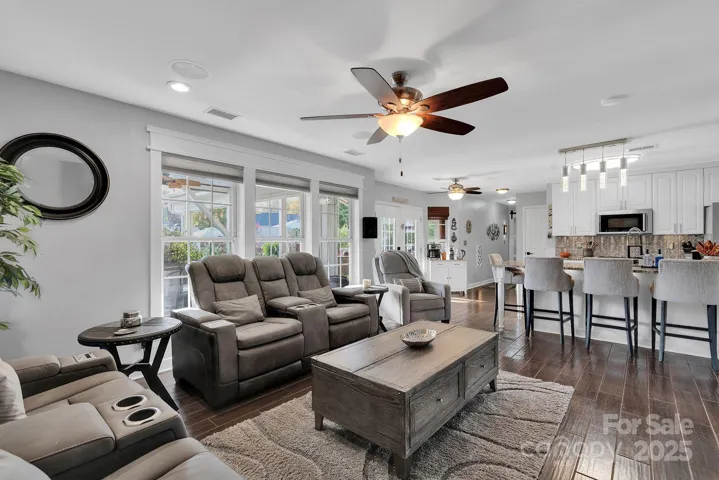 Open kitchen/living room 