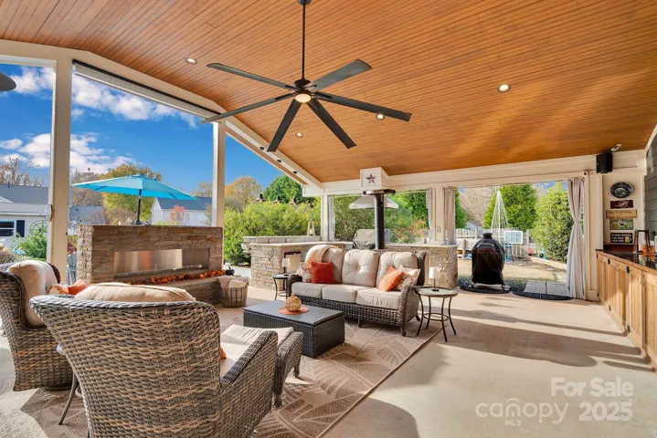 Entertaining area, side storage area, built in grill and serving bar area