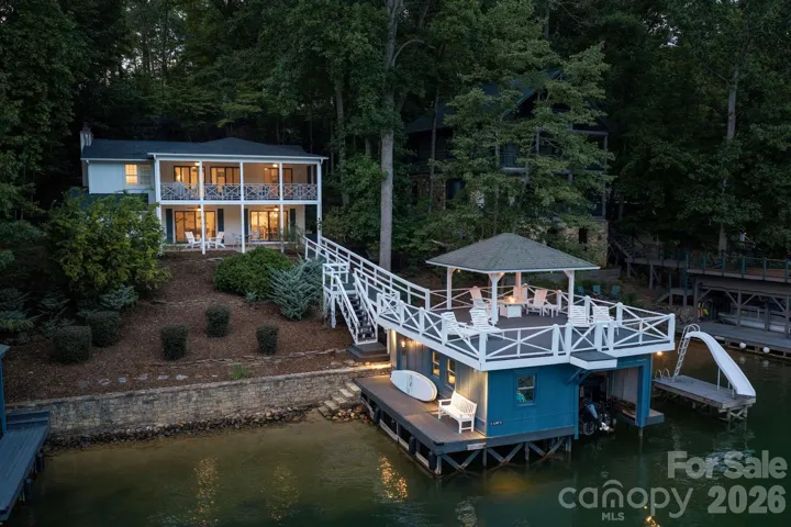Classic 1970  Rennovated Lakefront Cottage