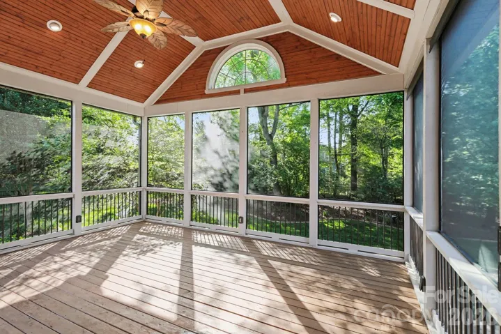 Covered/screened porch