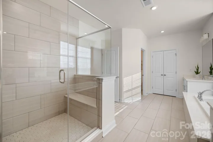 Look at the size of this shower!