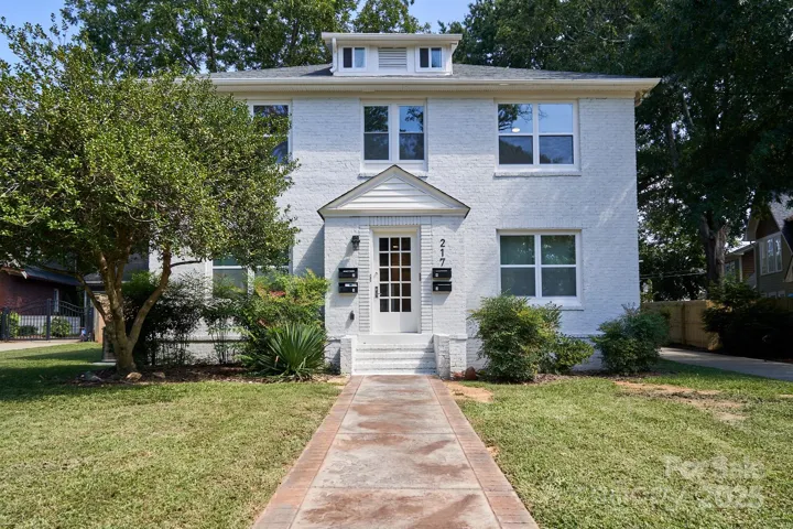 Renovated Quad within walking distance to Eastover coffee shops, boutiques, and park.