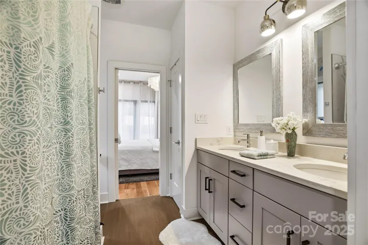 Bathroom 2/Jack and Jill