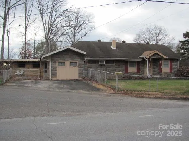 FRONT VIEW OF HOUSE
