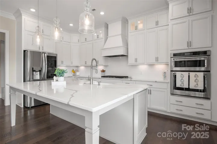 Oversized center island with quarts provides for additional seating