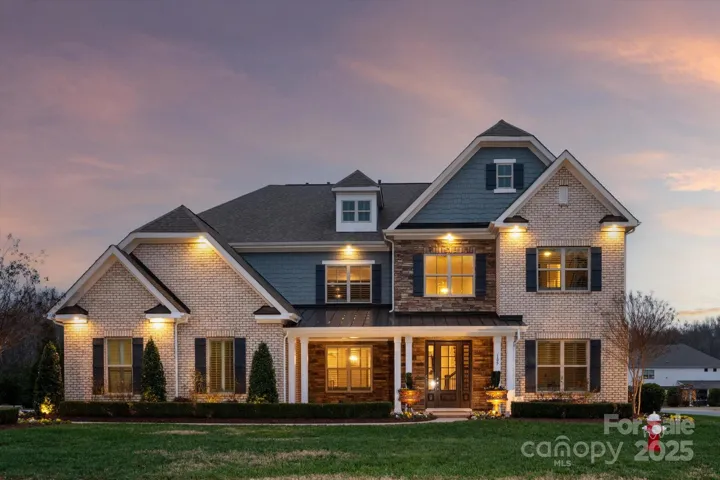 Welcome to 105 Downton Abbey Dr. Located in a gated community of Highclere - Marvin