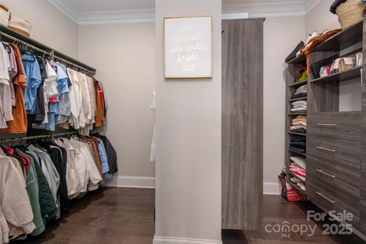 Dual sided walk in closet with custom closet organizer