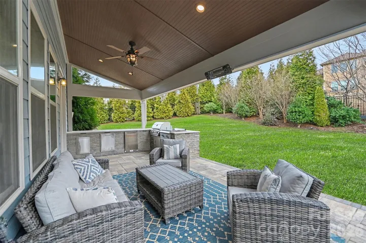 Outdoor Kitchen and covered porch, fully privacy
