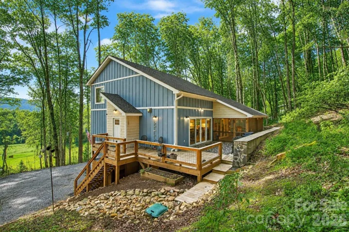 Modern mountain home just minutes to Old Fort, Black Mountain and more.
