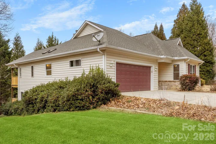 Welcome to 242 Carriage Summitt Way!