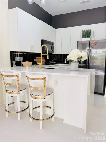Eat-in kitchen with waterfall quartz countertops
