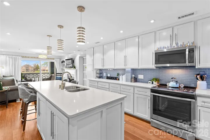 18789 Vineyard Point Ln, Cornelius. MLS 4336994. Great working kitchen with views of the lake.