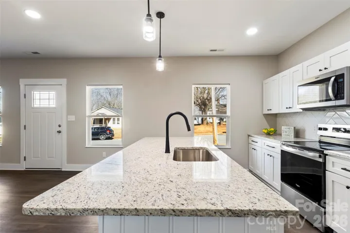 Granite Countertops, stainless appliances!