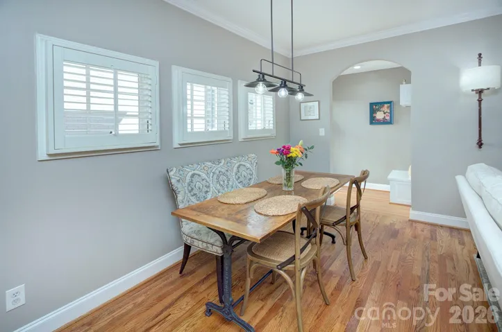 Casual dining area adjacent to the kitchen, ideal for everyday meals and relaxed gatherings.