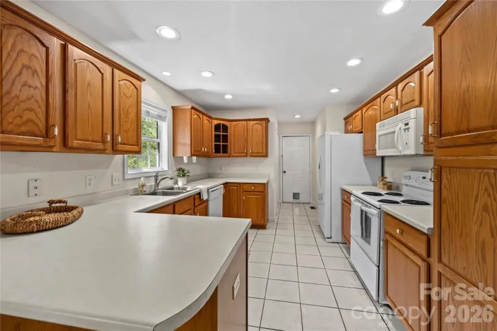 Light & bright kitchen 
