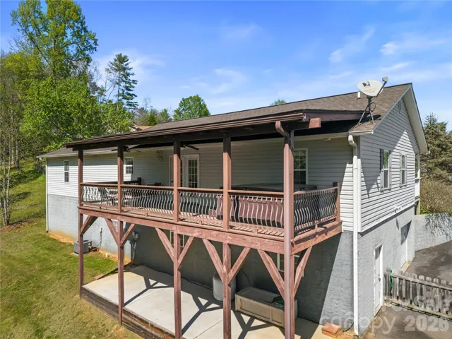 Back deck w/ hot tub