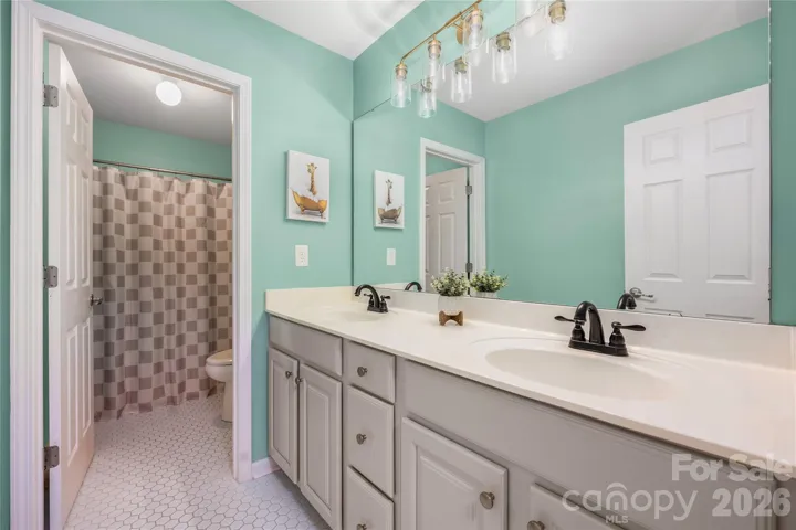 Guest bathroom 