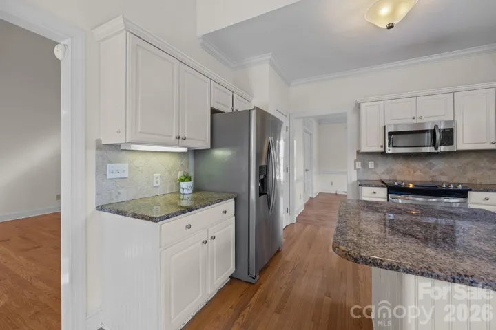 Its design is intentionally open to the family great room, maintaining a connection with the main living area so that the chef is never isolated from the conversation.