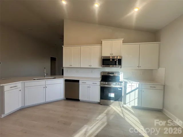 Spacious kitchen with Quartz countertops