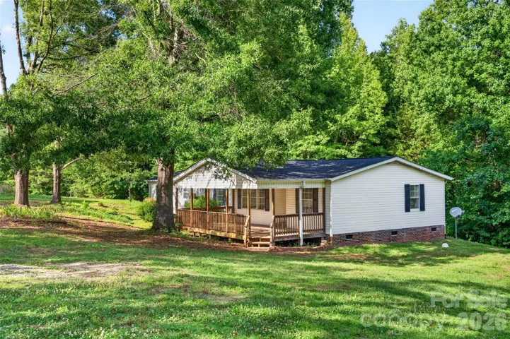 Manufactured home on 4 acres in Mount Ulla!