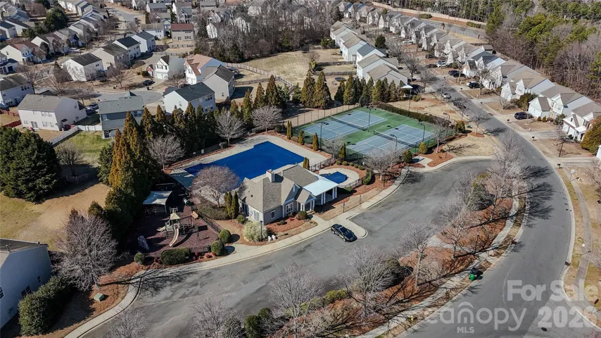 Neighborhood amenities include club house, courts, and pool