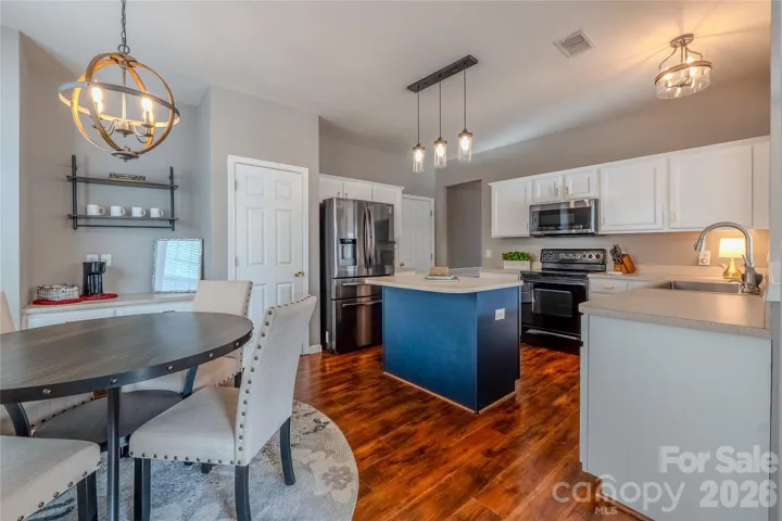 Breakfast room and kitchen 
