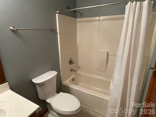 upstairs hall bath pic 2